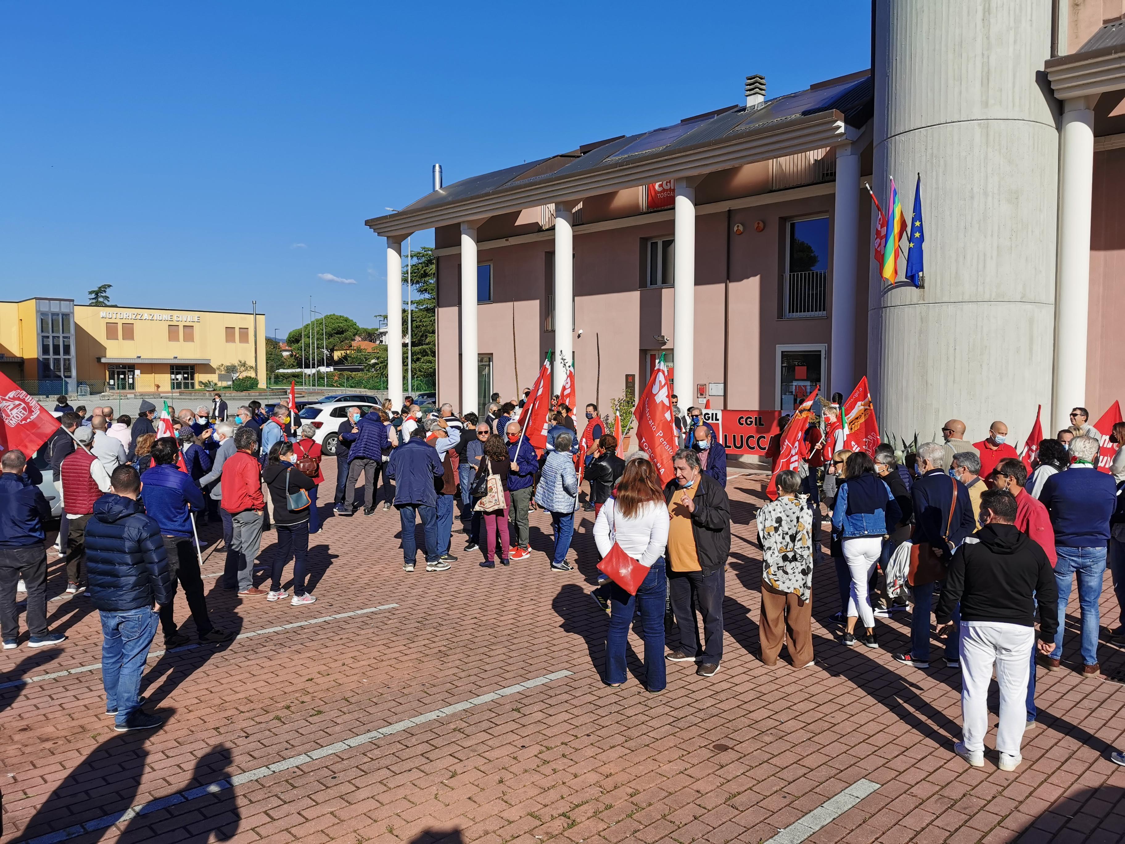 Il presidio davanti alla sede della Cgil a Lucca