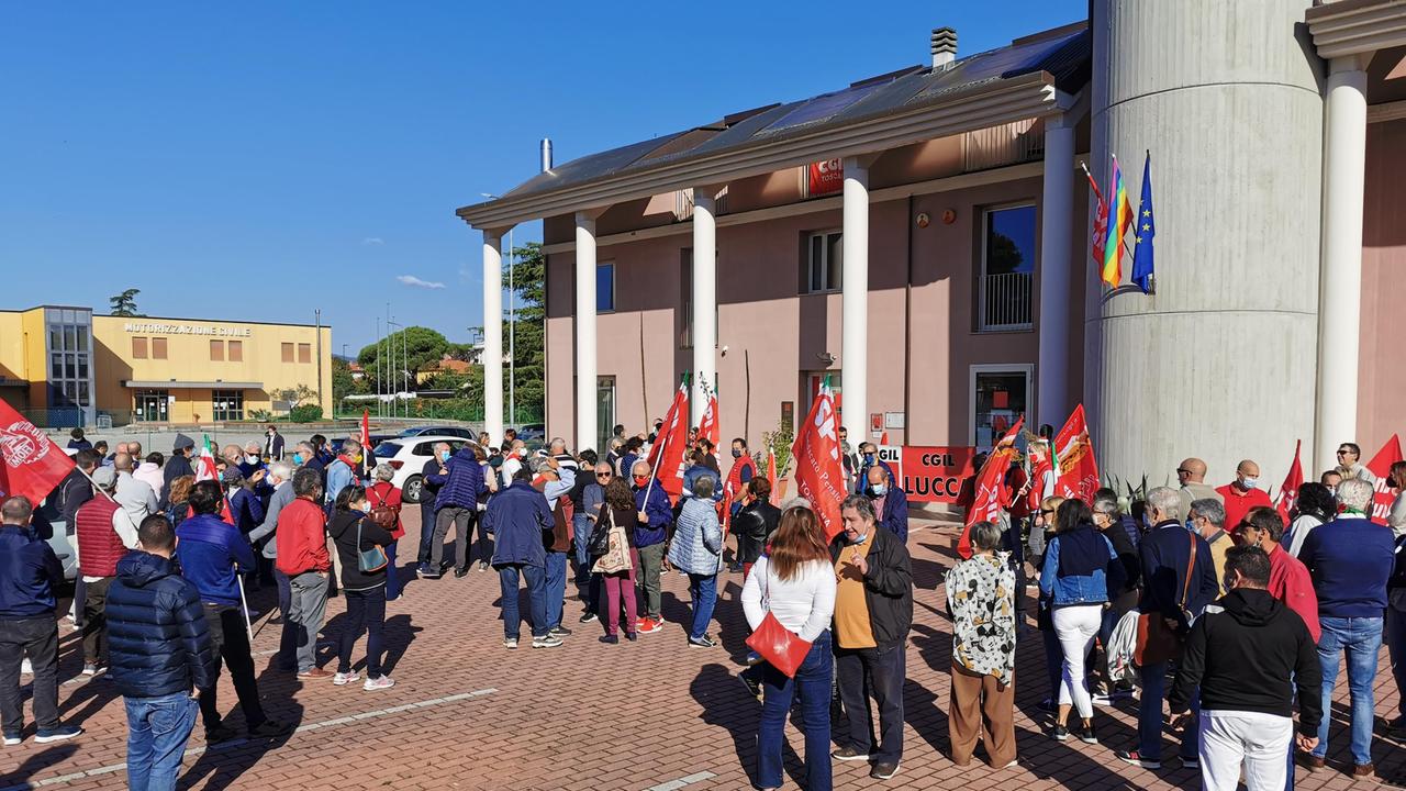 Il presidio davanti alla sede della Cgil a Lucca