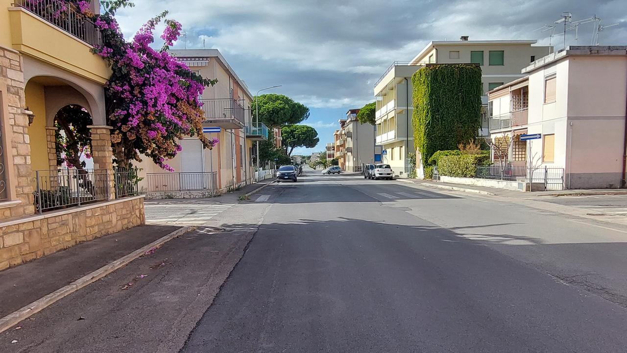 Un tratto di via Litoranea, nella zona nord di Follonica