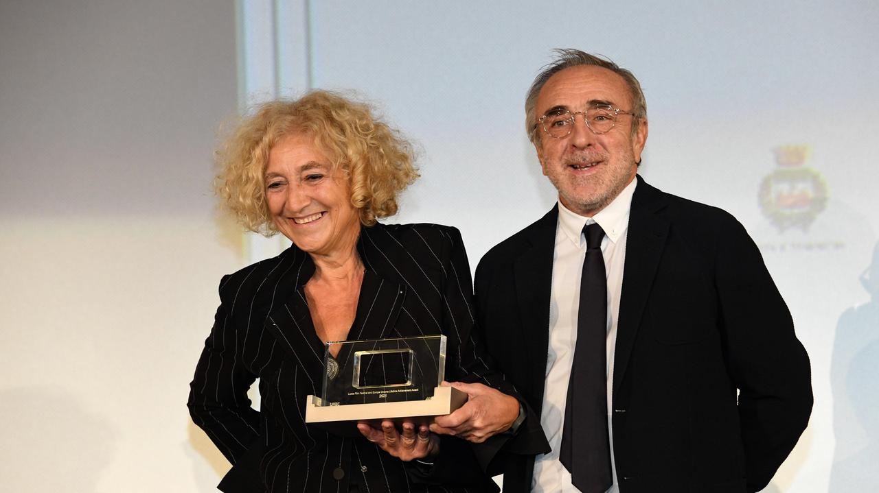 Silvio Orlando al Lucca film festival Europacinema riceve il premio speciale alla carriera dalla designer Emiliana Martinelli (FOTO SERNACCHIOLI)