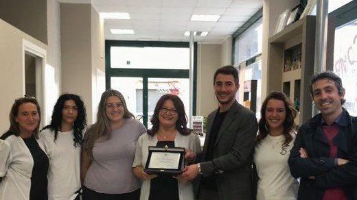 Pontedera, Sabrina festeggia 30 anni di un sogno realizzato. Confcommercio la premia