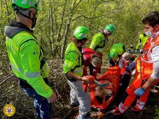 I soccorsi al 27enne nel bosco