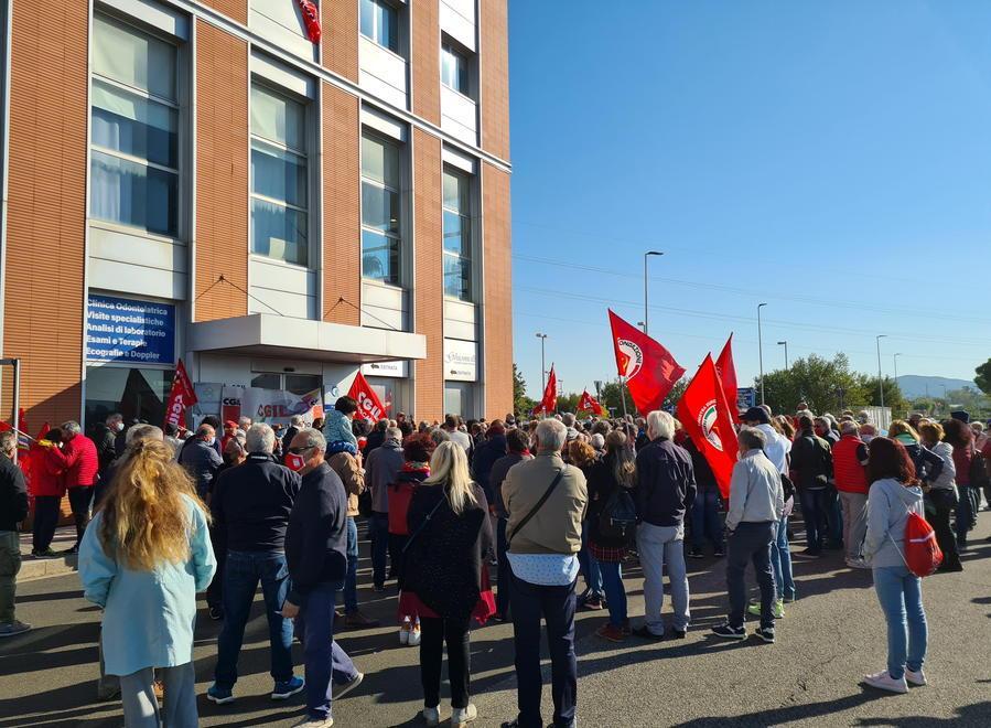 Il presidio fuori dalla Cgil (foto Daniele Stefanini/Silvi)
