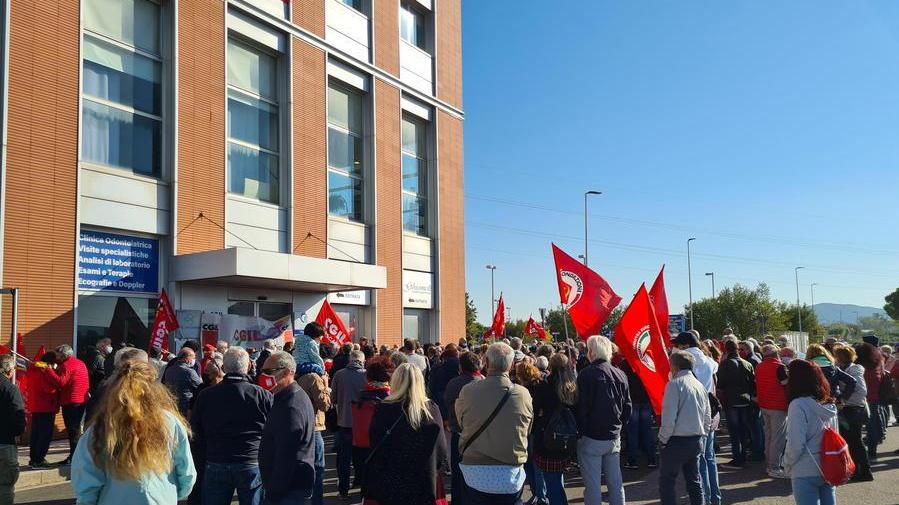 Il presidio fuori dalla Cgil (foto Daniele Stefanini/Silvi)
