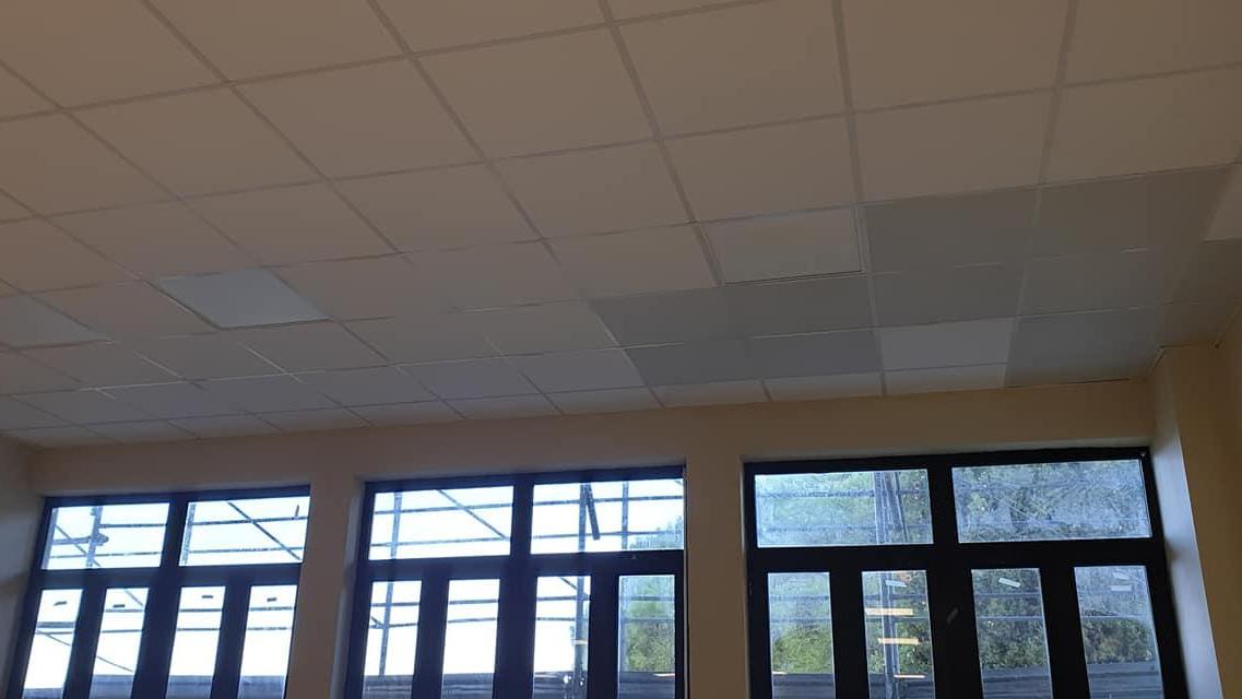 Piove nella sala mensa, i genitori protestano e lanciano una petizione