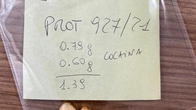Sorpreso a spacciare, ingoia gli involucri con la cocaina