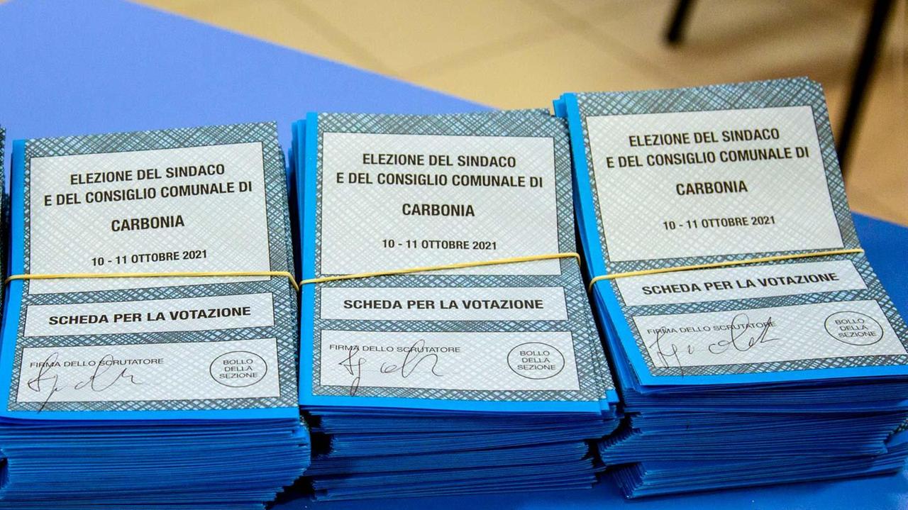 Sulla Nuova dell'11 ottobre, i primi sindaci eletti in Sardegna con le urne ancora aperte