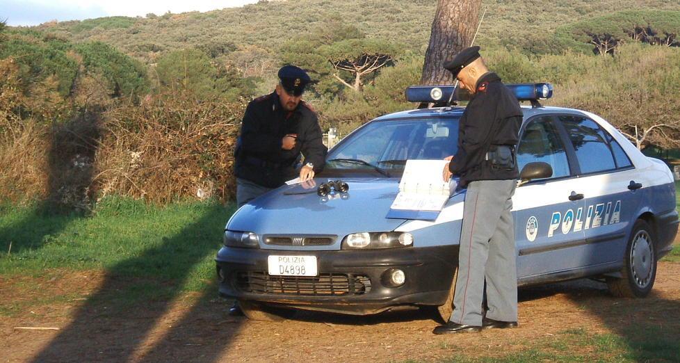 Estorsione, arrestato un sedicenne Ricattava una giovane per le foto osé 