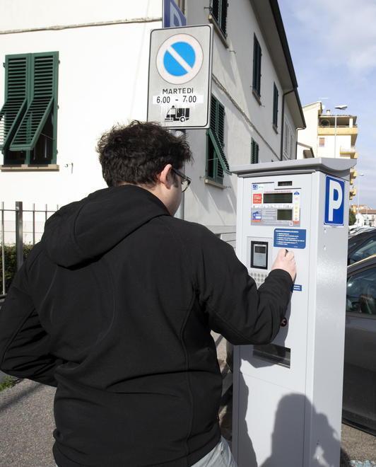 Ruba il telefonino a un prete e corre a comprare l’eroina 