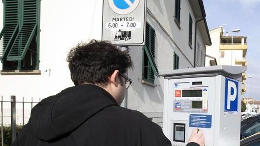 Ruba il telefonino a un prete e corre a comprare l’eroina