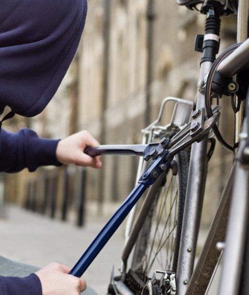 Tenta di rubare una bici Inseguito e arrestato