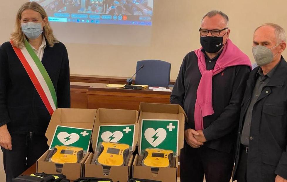 Gli Amici del cuore donano altri tre defibrillatori