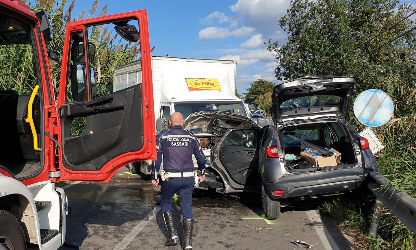 Scontro tra auto e furgone: due feriti 
