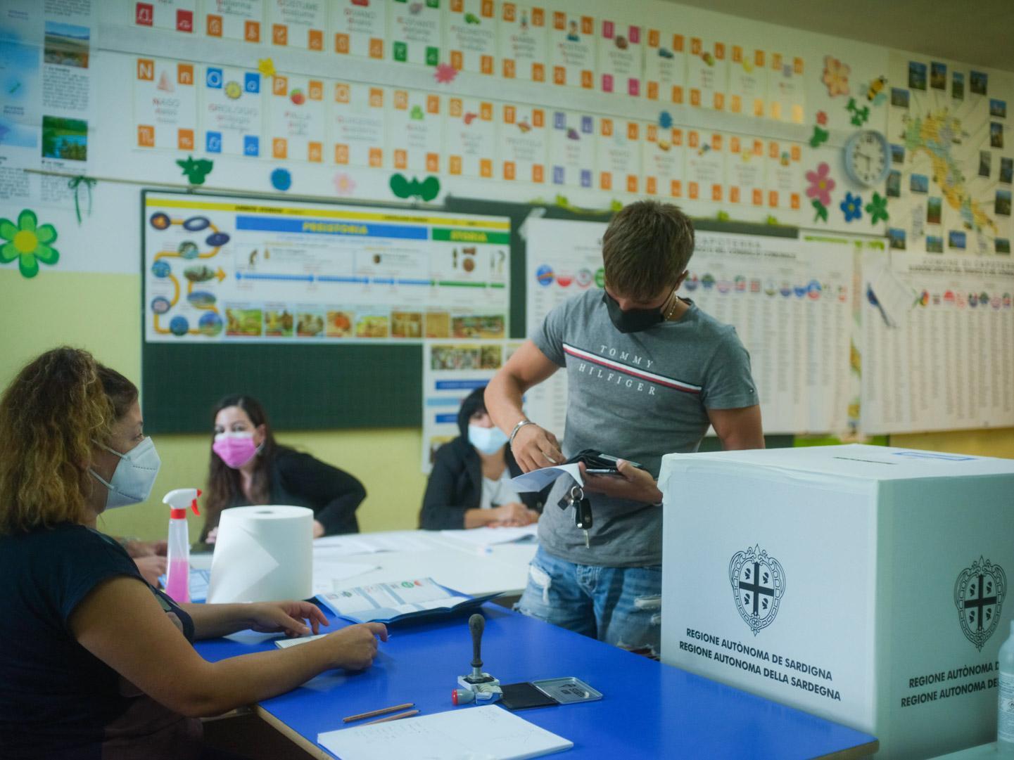 Il voto a Capoterra (foto Mario Rosas)