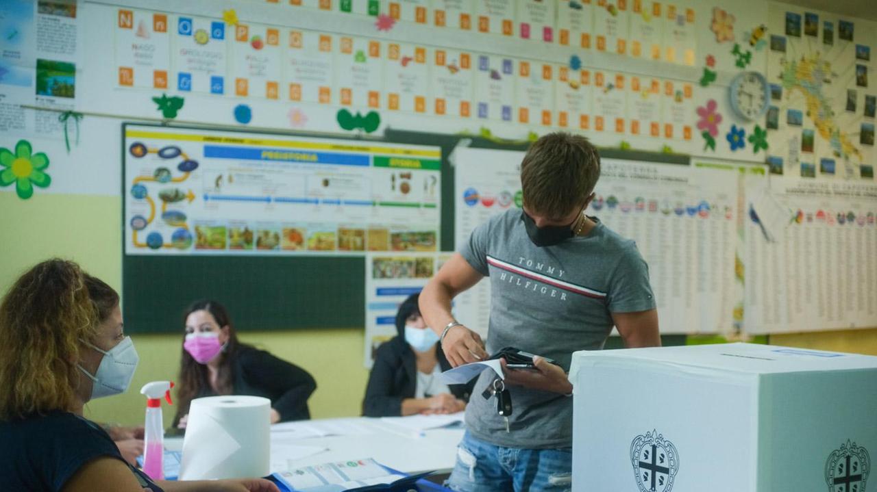Il voto a Capoterra (foto Mario Rosas)