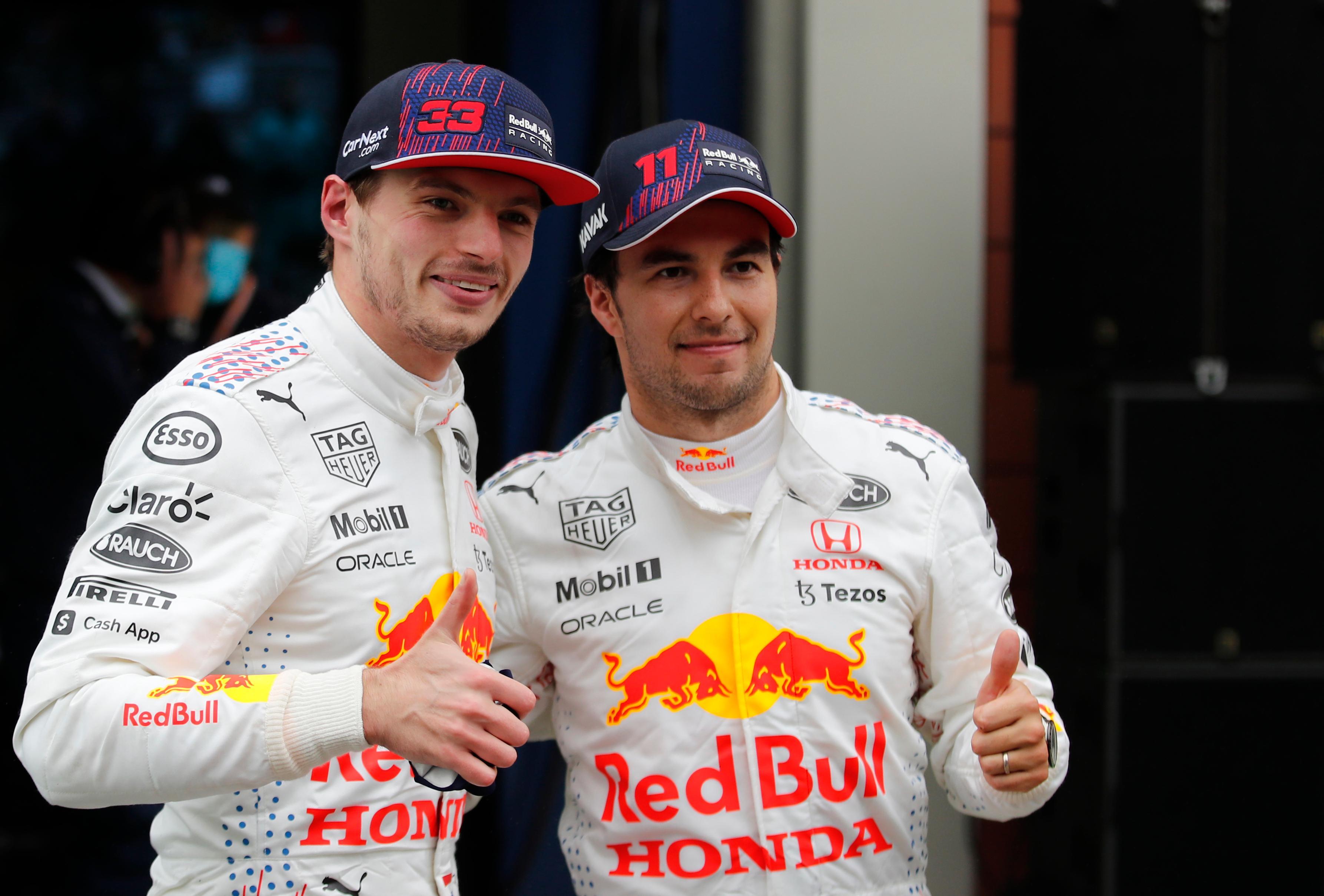 Max Verstappen e Sergio Perez della Red Bull (secondo e terzo) felici dopo il Gran Premio di Turchia