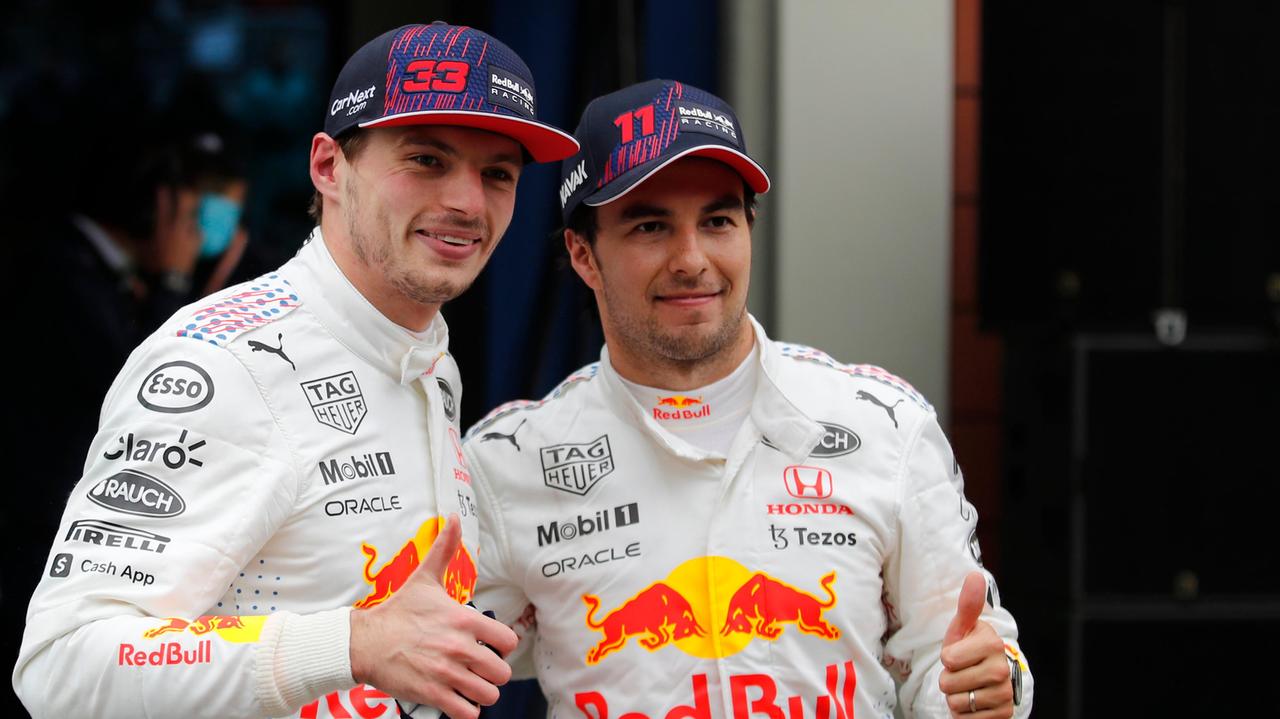 Max Verstappen e Sergio Perez della Red Bull (secondo e terzo) felici dopo il Gran Premio di Turchia