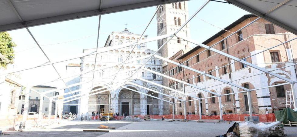 Il montaggio di un padiglione di Lucca Comics & Games in piazza San Martino