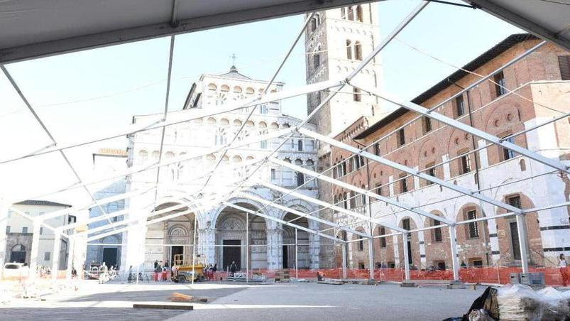 Il montaggio di un padiglione di Lucca Comics & Games in piazza San Martino