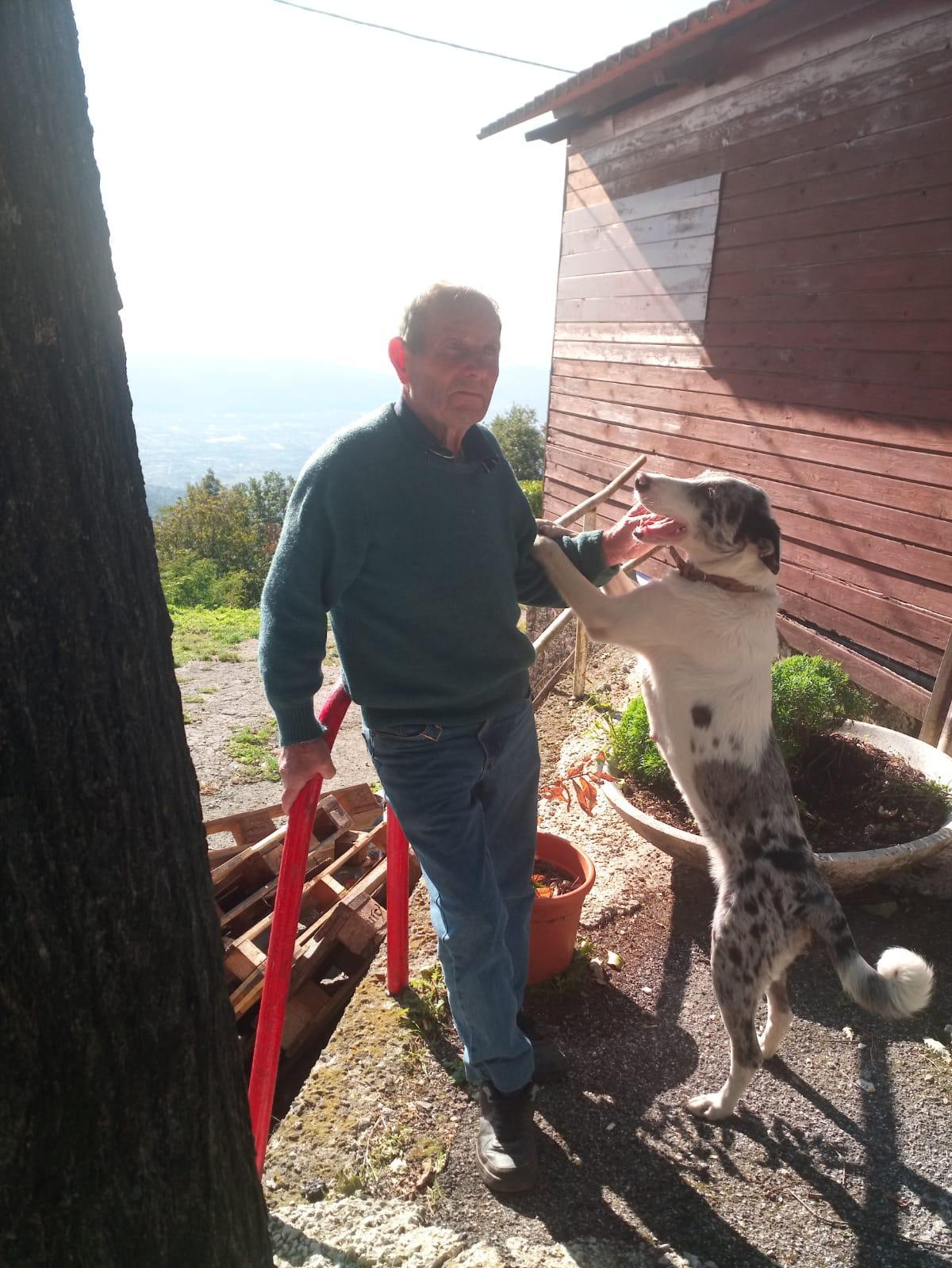 Renzo Ricci, 83 anni, con il suo cane