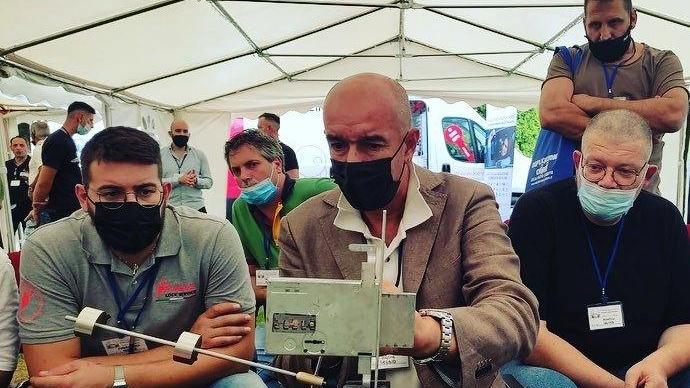 Sergio Bigoni della Luxury Tools mentre illustra il suo ultimo prodotto alla convention di Roma