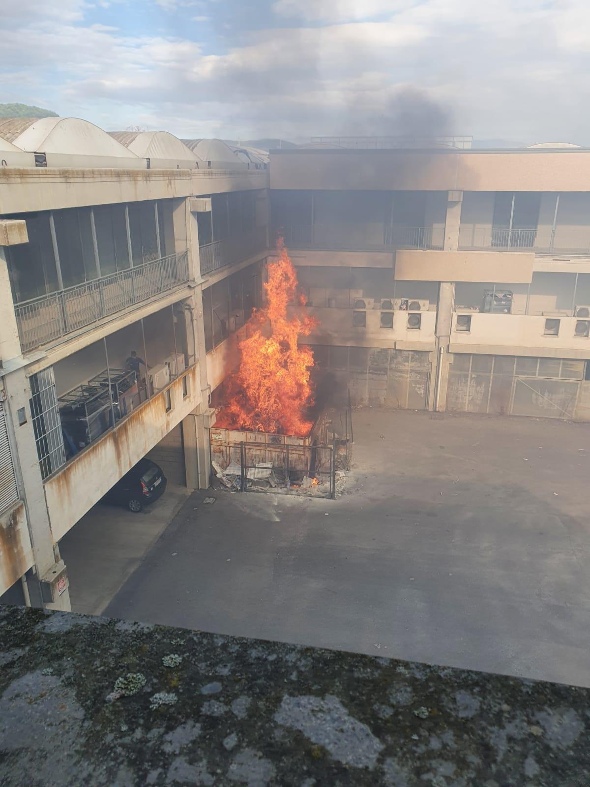 Le fiamme hanno attaccato anche un deposito vicino a diverse attività commerciali (Foto: Il Tirreno)