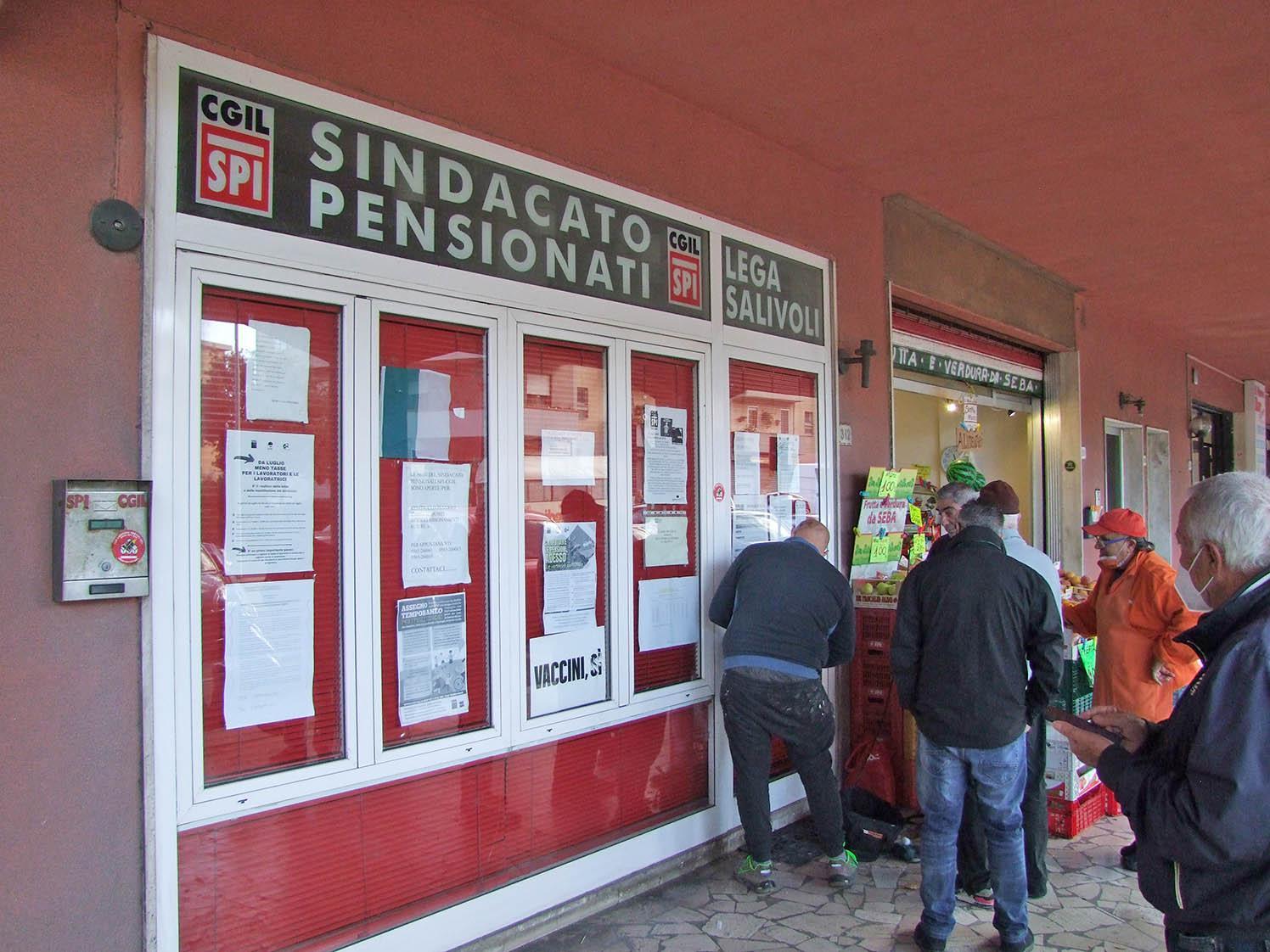 Un fabbro al lavoro per aprire la porta bloccata con la colla (foto Paolo Barlettani)