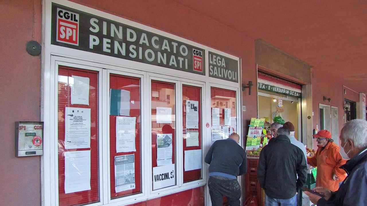Un fabbro al lavoro per aprire la porta bloccata con la colla (foto Paolo Barlettani)
