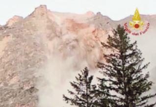 Enorme blocco di roccia precipita dalle Dolomiti