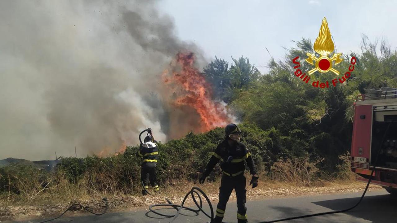 Incendio a Santu Lussurgiu, squadre ancora al lavoro per la bonifica