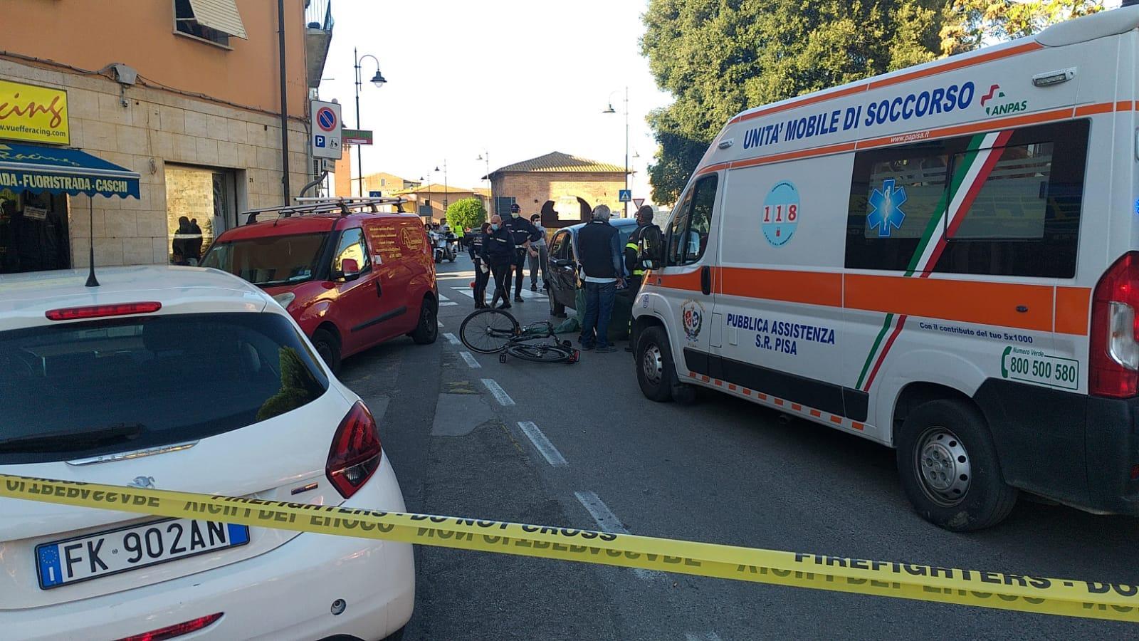 Muore donna in bicicletta travolta da un'auto