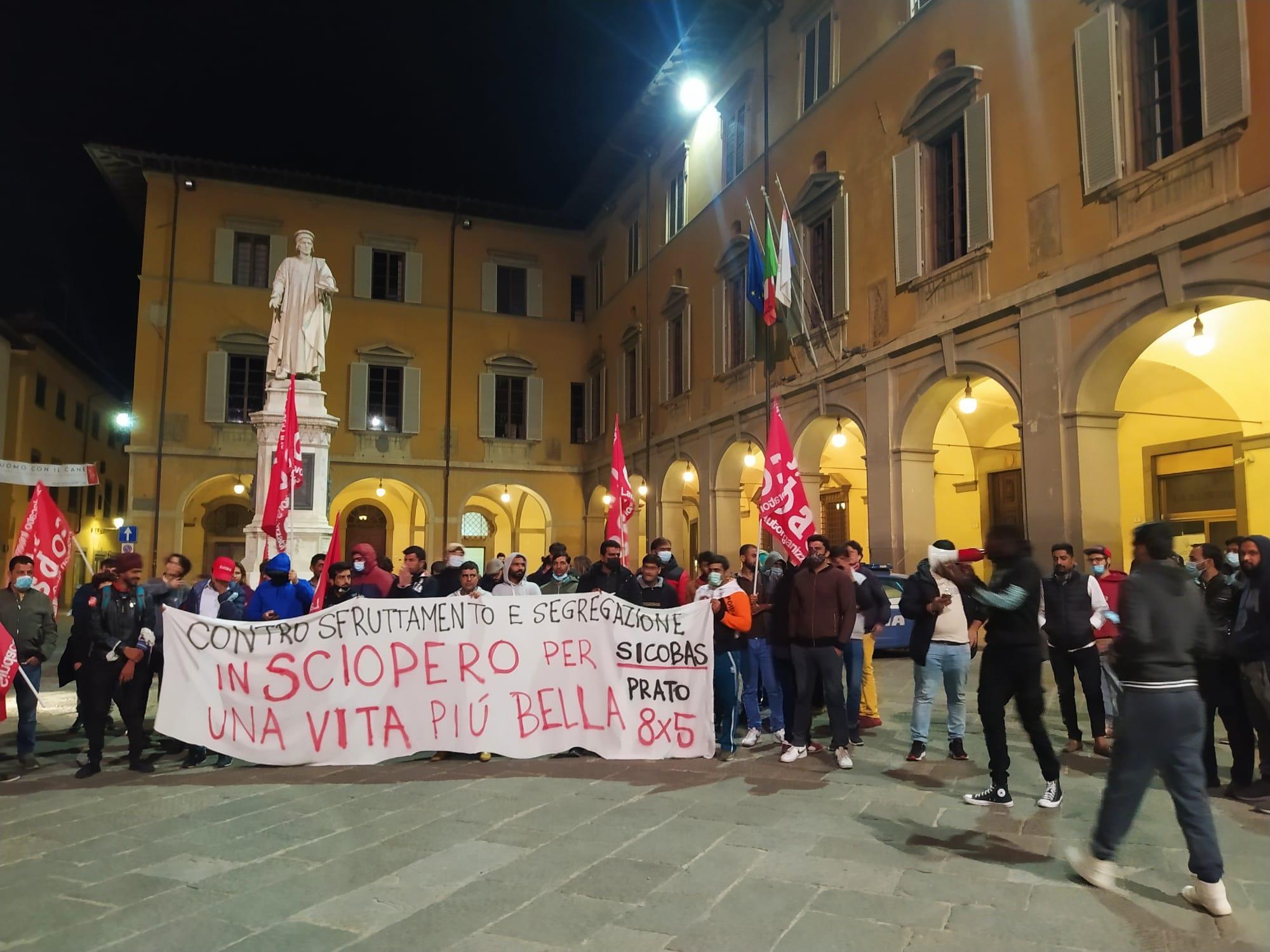 Lo striscione in piazza del Comune