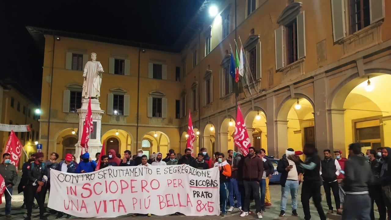 Lo striscione in piazza del Comune