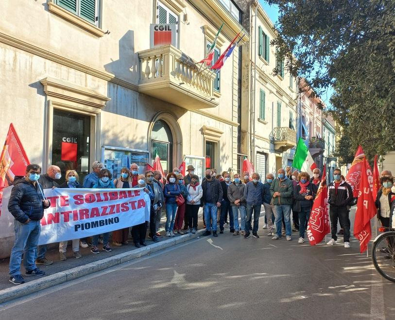 Presidio a sostegno della confederazione nella sede di via Roma 
