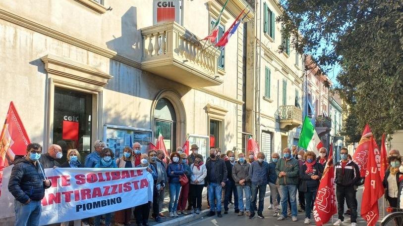 Presidio a sostegno della confederazione nella sede di via Roma