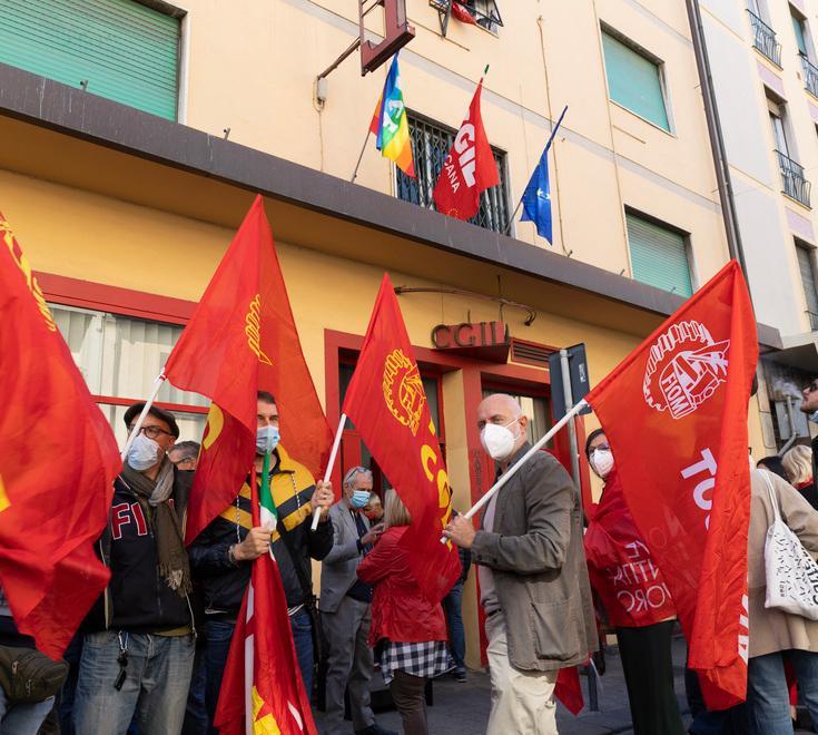 Presidio di solidarietà alla Cgil «Sciogliere i gruppi neofascisti»