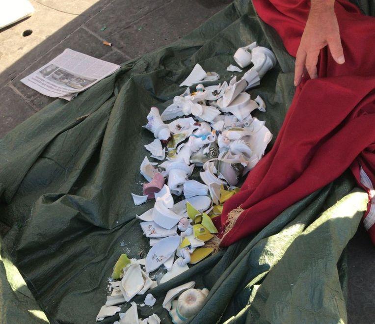 Banchi e merce danneggiata al mercatino dell’antiquariato 
