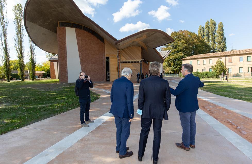 Uno Sgarbi in anticipo arriva e “benedice” la chiesa di S. Giacomo 