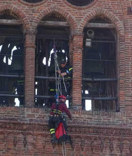 Intervento dei pompieri sulla torre campanaria