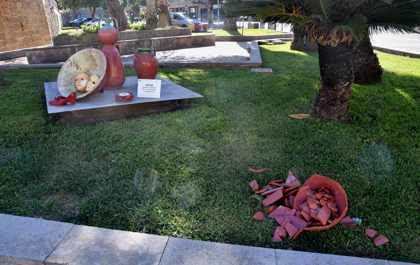 Vandali danneggiano le opere in ceramica 