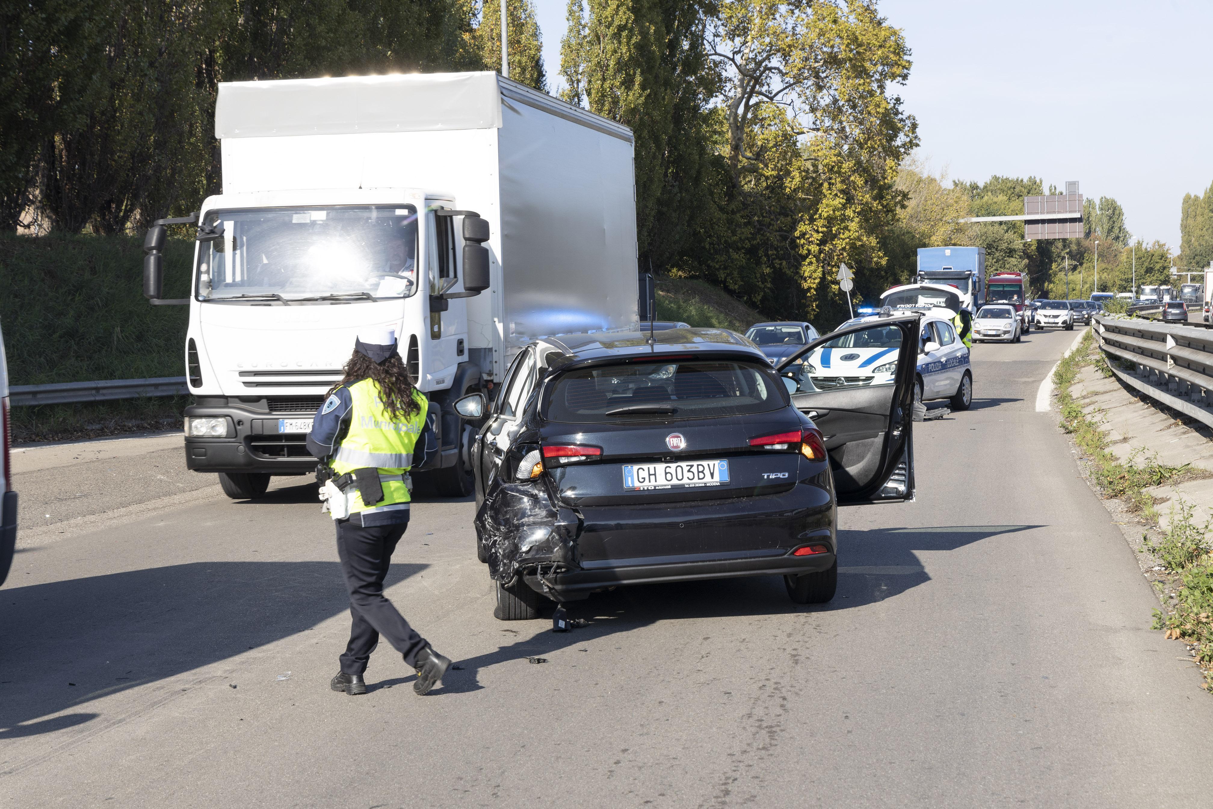 Modena, auto pirata in tangenziale: fugge dopo l'incidente