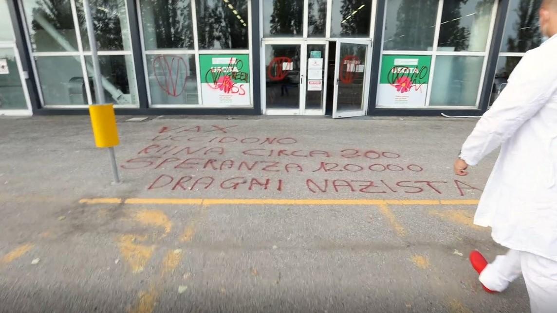 Scritte "no vax" all'Hub vaccinale della fiera: "I vax uccidono", "Draghi nazista". Ora indaga la Digos 