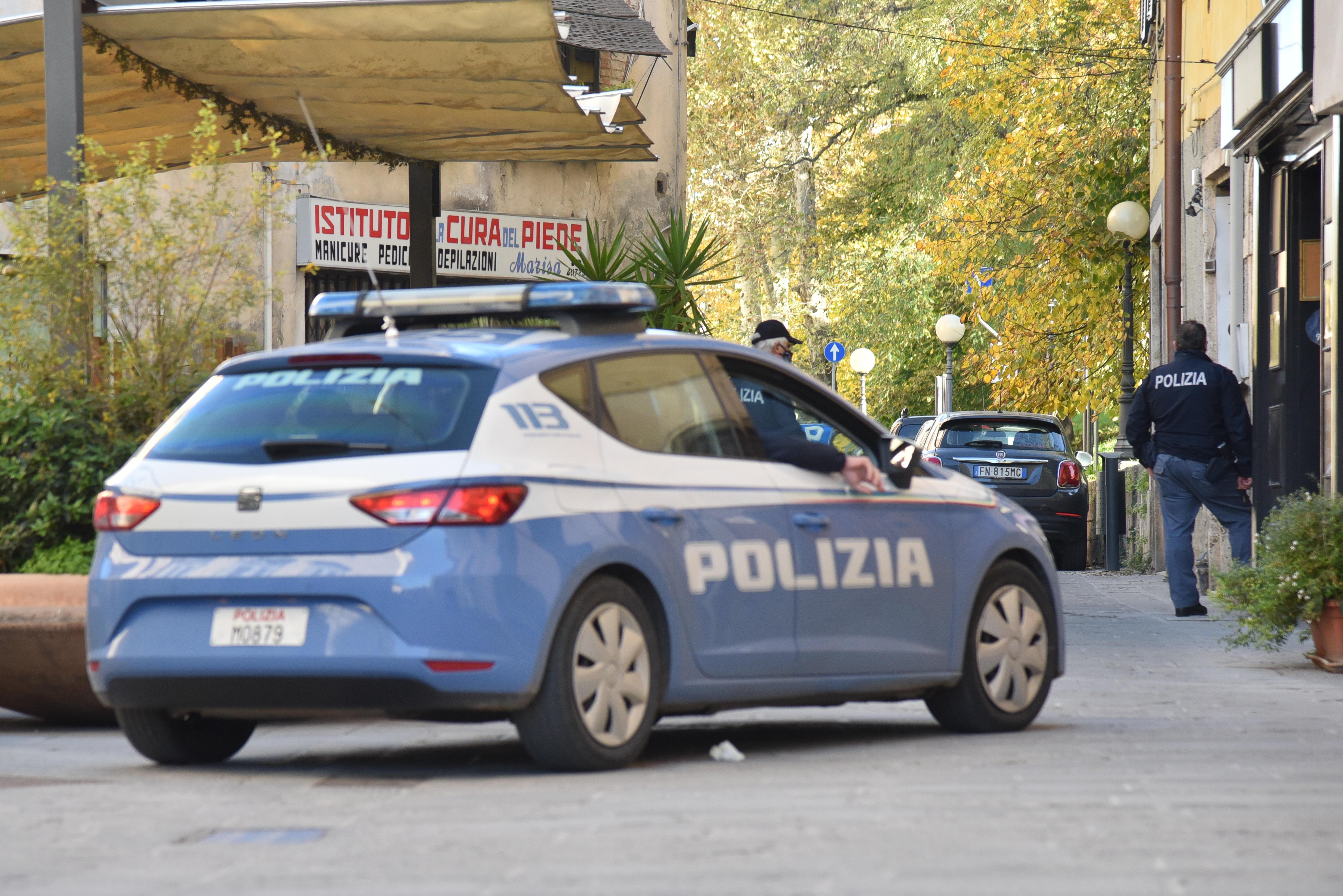 Gli uomini della polizia hanno trovato la cocaina nascosta in un cestino all'esterno del locale (Foto AgenziaBF)