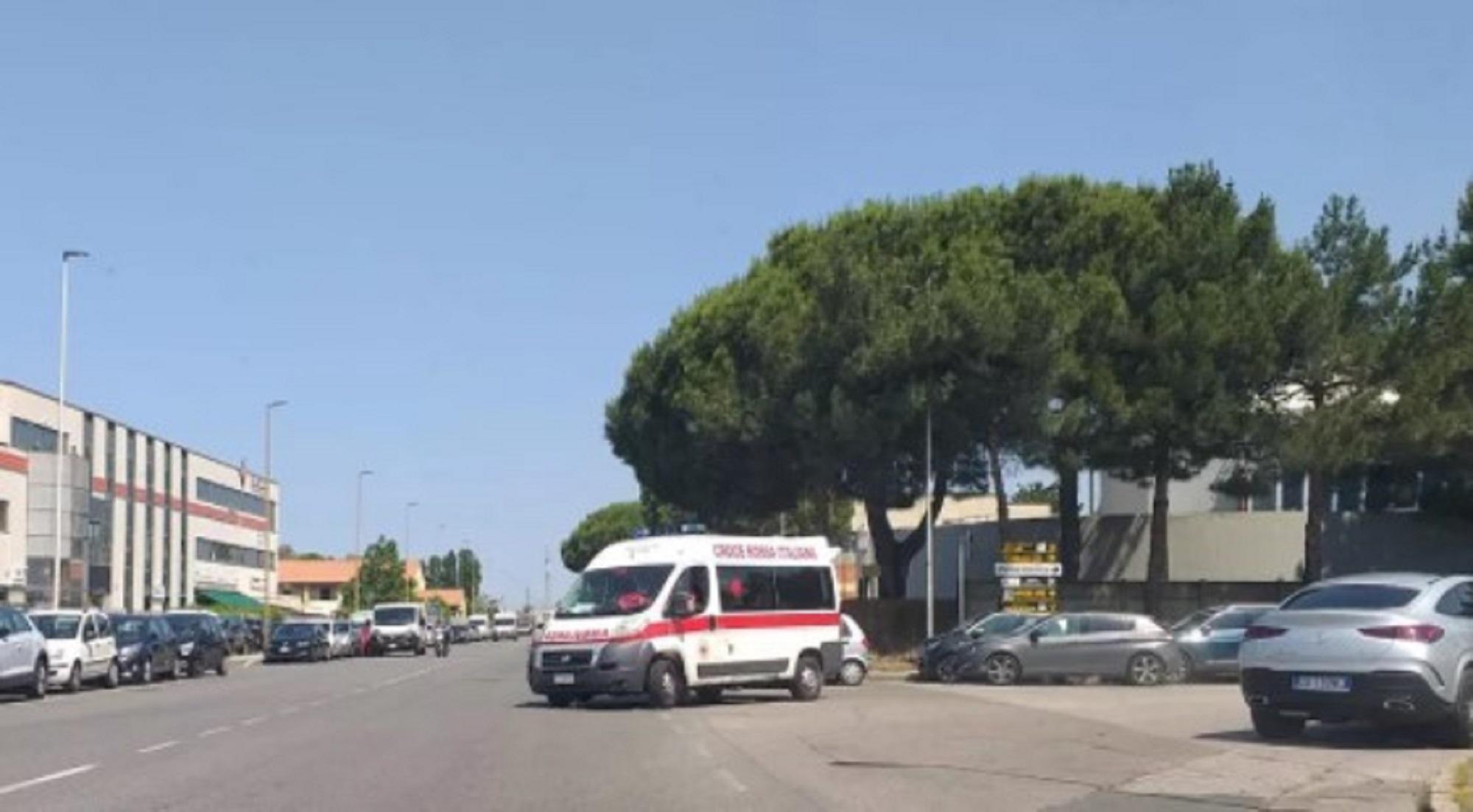 Un'ambulanza della Croce rossa in partenza dall'inceneritore