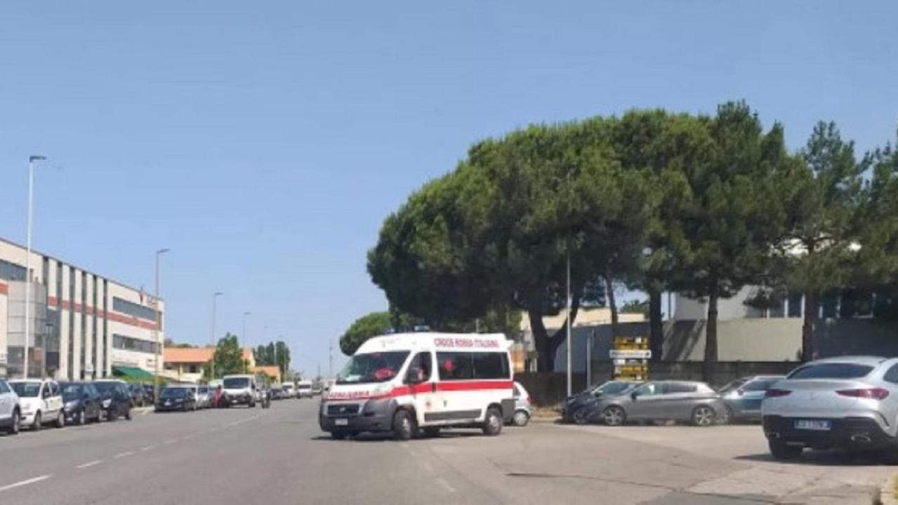 Un'ambulanza della Croce rossa in partenza dall'inceneritore