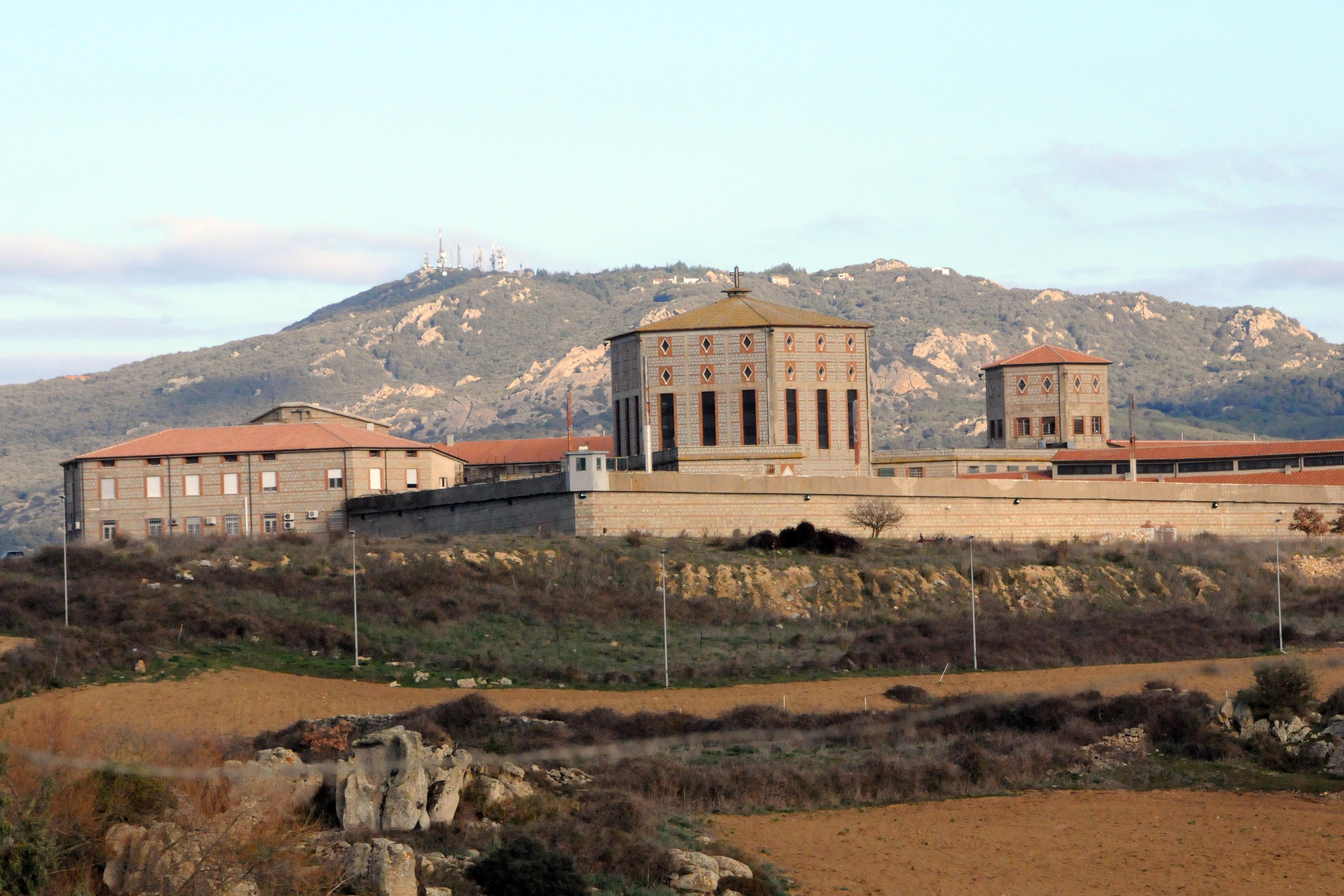 Nuoro, botte a un detenuto in carcere: nove agenti indagati