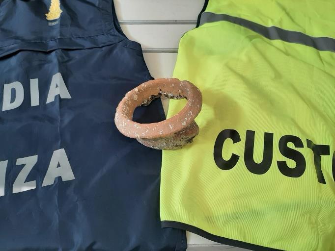 In valigia il collo di un'anfora romana, turista denunciato a Olbia