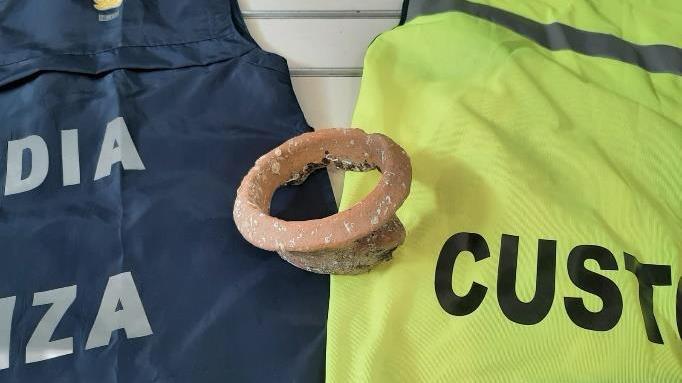 In valigia il collo di un'anfora romana, turista denunciato a Olbia