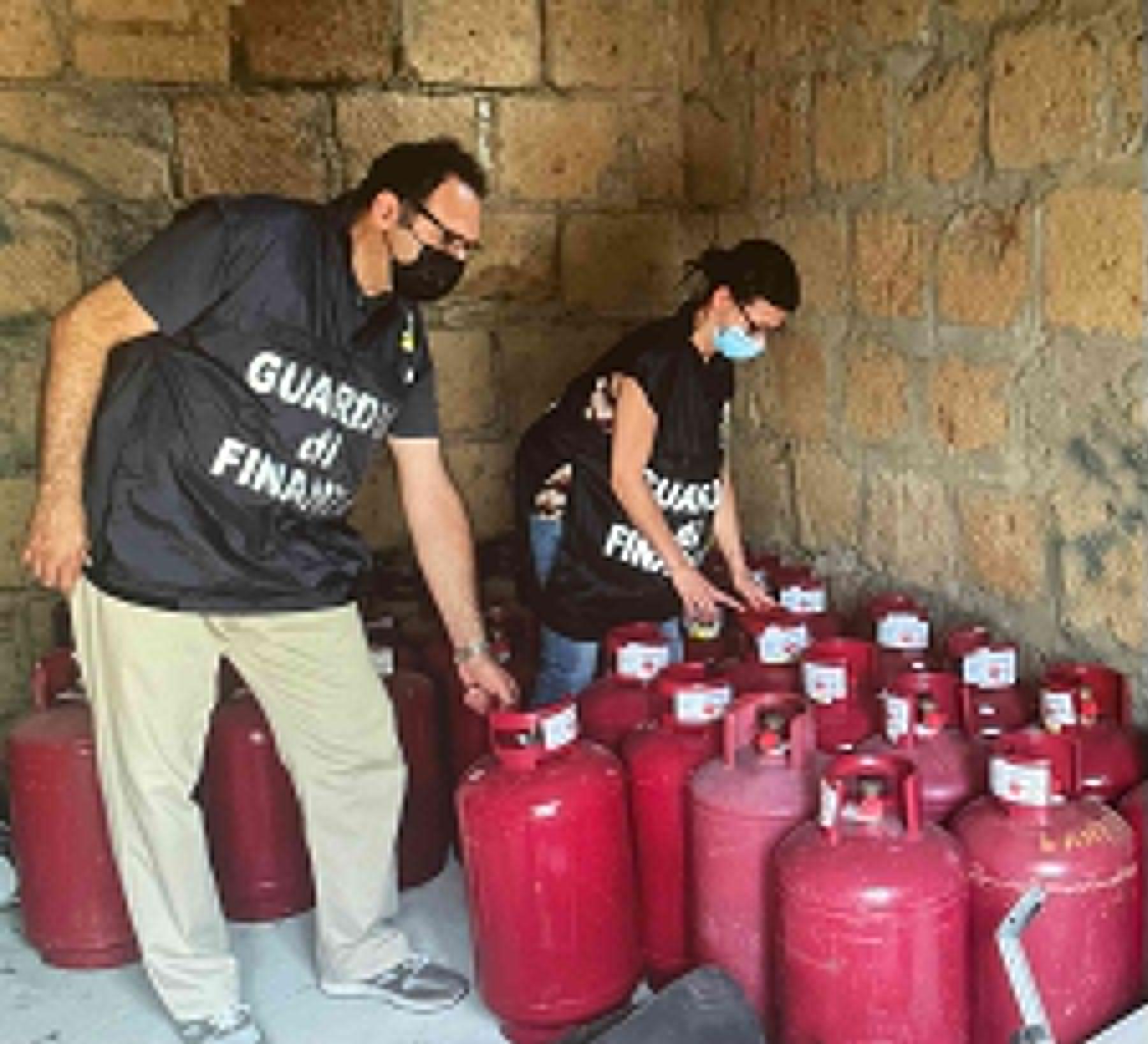 Le bombole di Gpl sequestrate nel deposito abusivo
