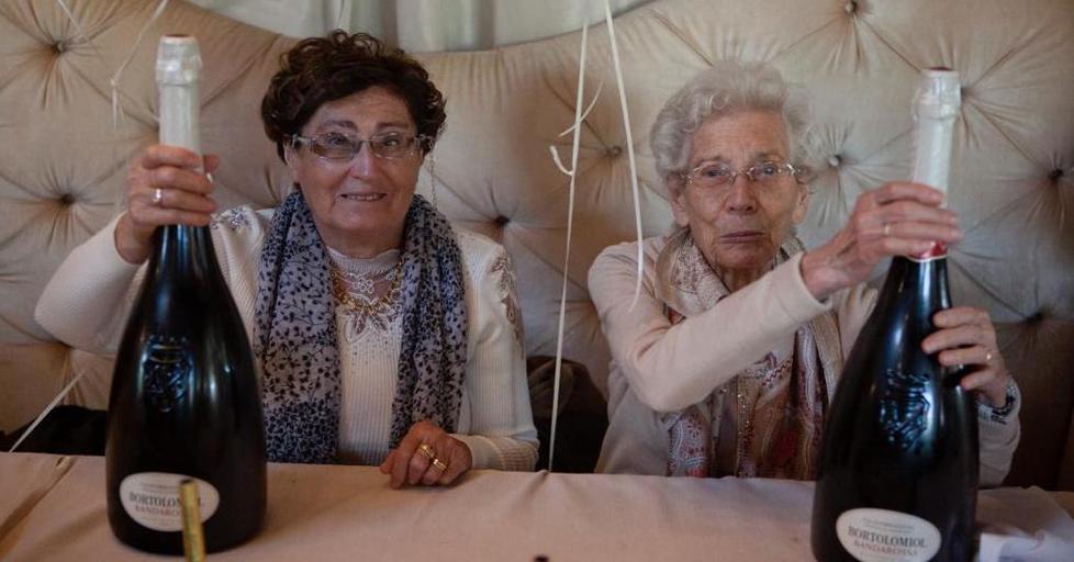 La festa a sorpresa per i 90 e gli 80 anni delle sorelle Niccolai